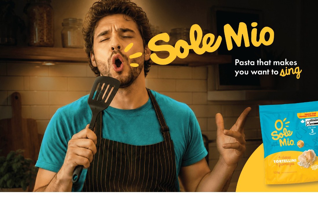 Homme qui chante dans sa spatule, lettrage Sole Mio